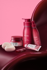 Produtos Natura Tododia sobre forma fluida na cor vermelha e fundo rosa.