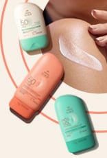 Linha Natura Solar, Protetor Solar Corporal, Protetor Solar Facial e Gel Hidratante Pós-sol, em fundo branco com linhas laranjas. Ao lado, há uma imagem em detalhe mostrando o produto sendo aplicado no ombro.