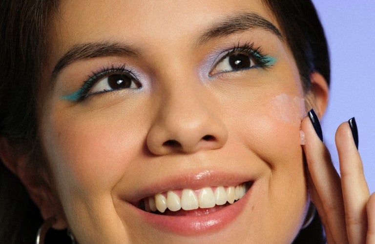 mulher fazendo delineado amarelo com uma caneta