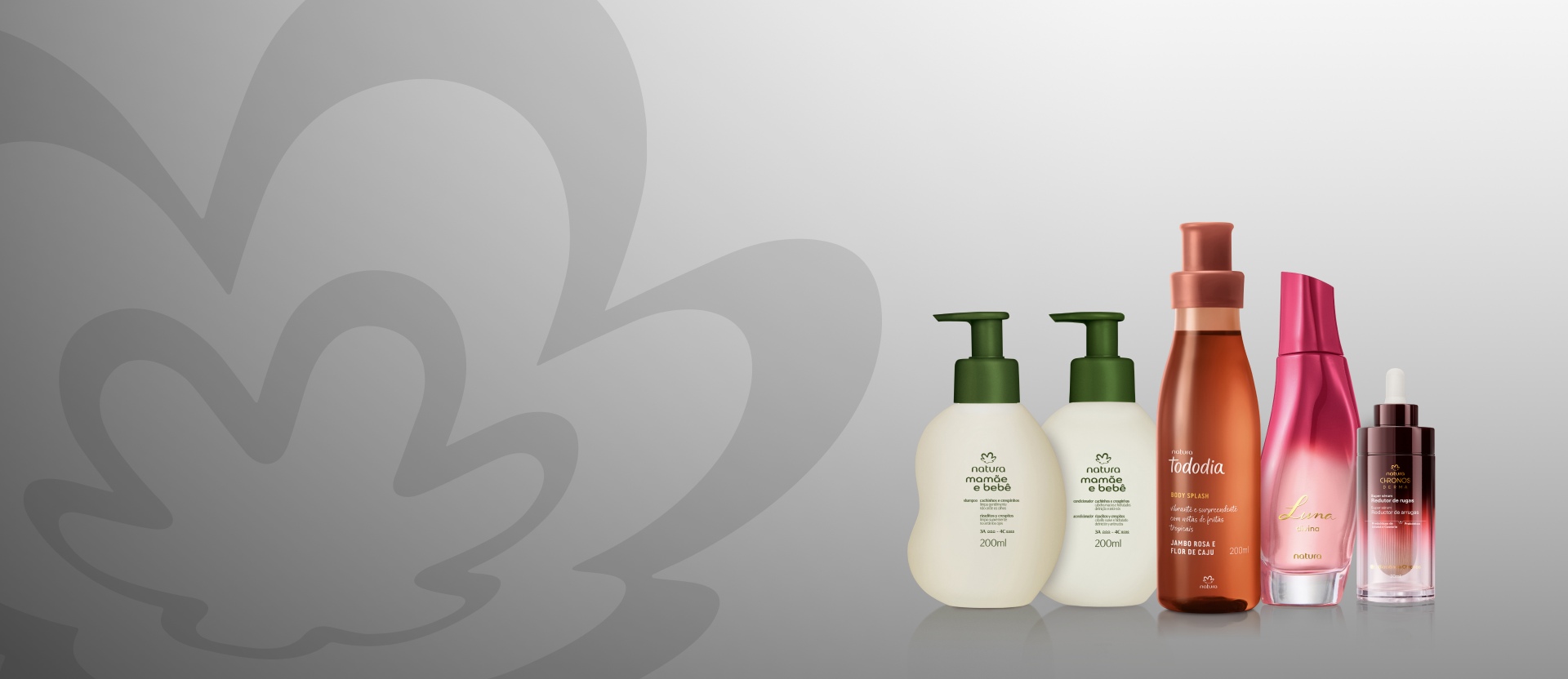 Produtos Natura, sendo eles Shampoo e Condicionador Mamãe e Bebê, Body Splash Tododia, Fragrância Luna Divina e Redutor de Rugas Chronos, em fundo em tons de cinza com rosácea Natura em cinza-escuro.