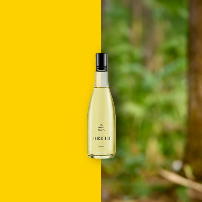 Frasco transparente do Frescor Ekos Maracujá com tampa preta ao centro. Fundo dividido entre amarelo vibrante à esquerda e floresta desfocada à direita.