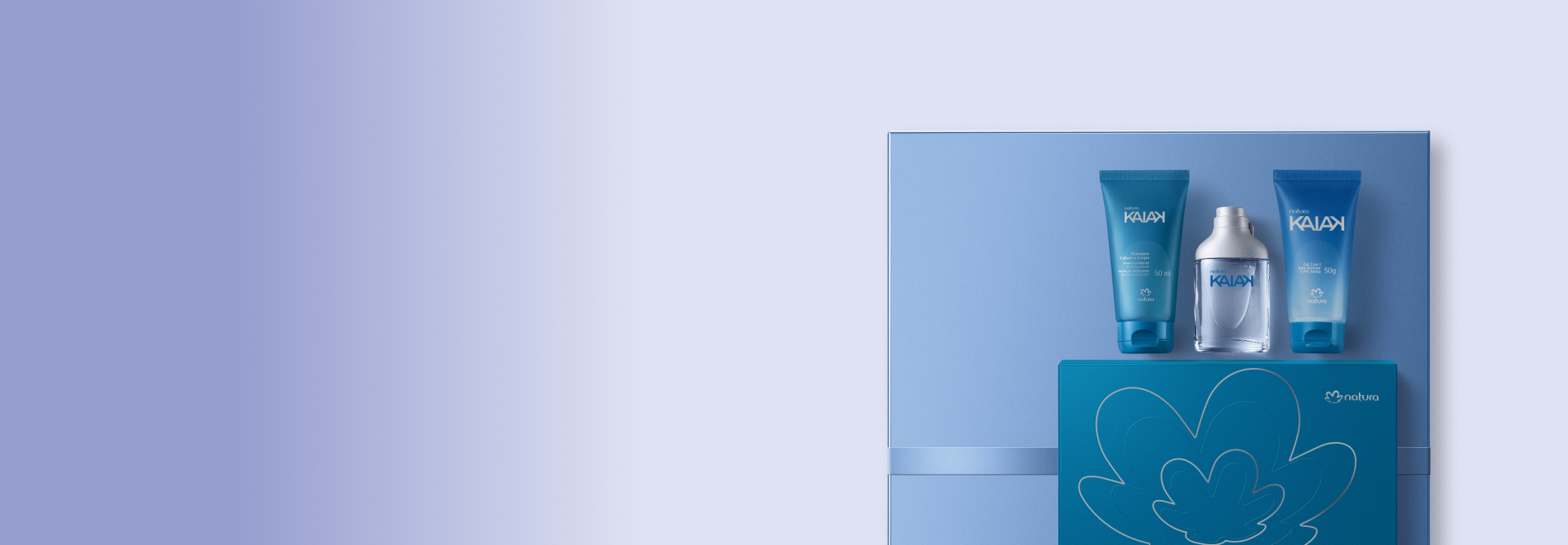 Presente Kaiak Masculino Miniaturas, incluindo 1 Desodorante Colônia, 1 Shampoo Cabelo e Corpo, 1 Gel 2 em 1 para Barbear e Pós-barba e 1 Caixa Personalizada azul sobre fundo azul-claro.