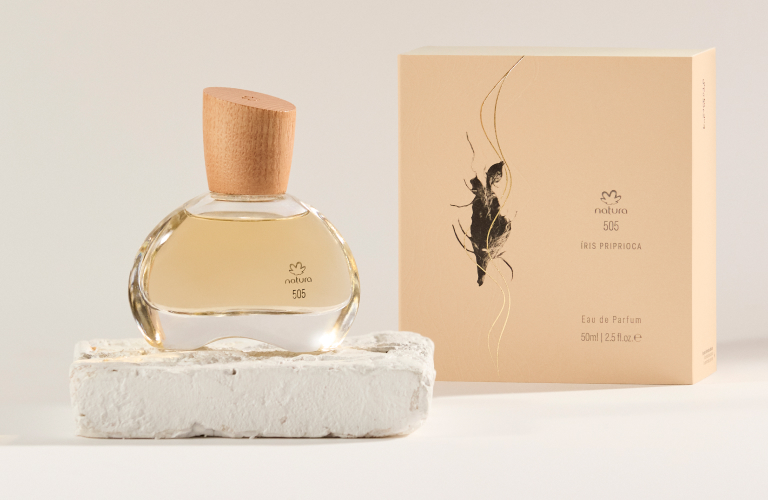 Frasco do Eau de Parfum Natura 505 Íris Priprioca ao lado de sua embalagem.