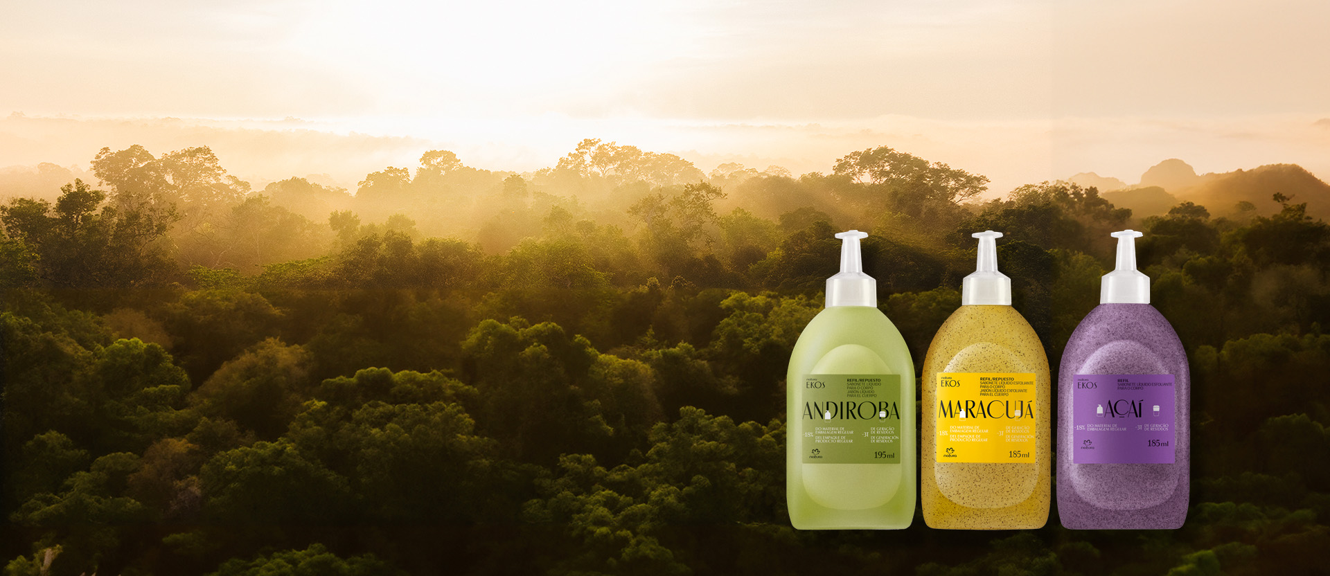 Três Refis de Sabonete Líquido Natura Ekos dispostos lado a lado em fundo com o horizonte da floresta amazônica.