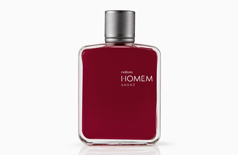 Perfume doce Natura Homem Sagaz em um fundo branco. O vidro é vermelho e a tampa prateada