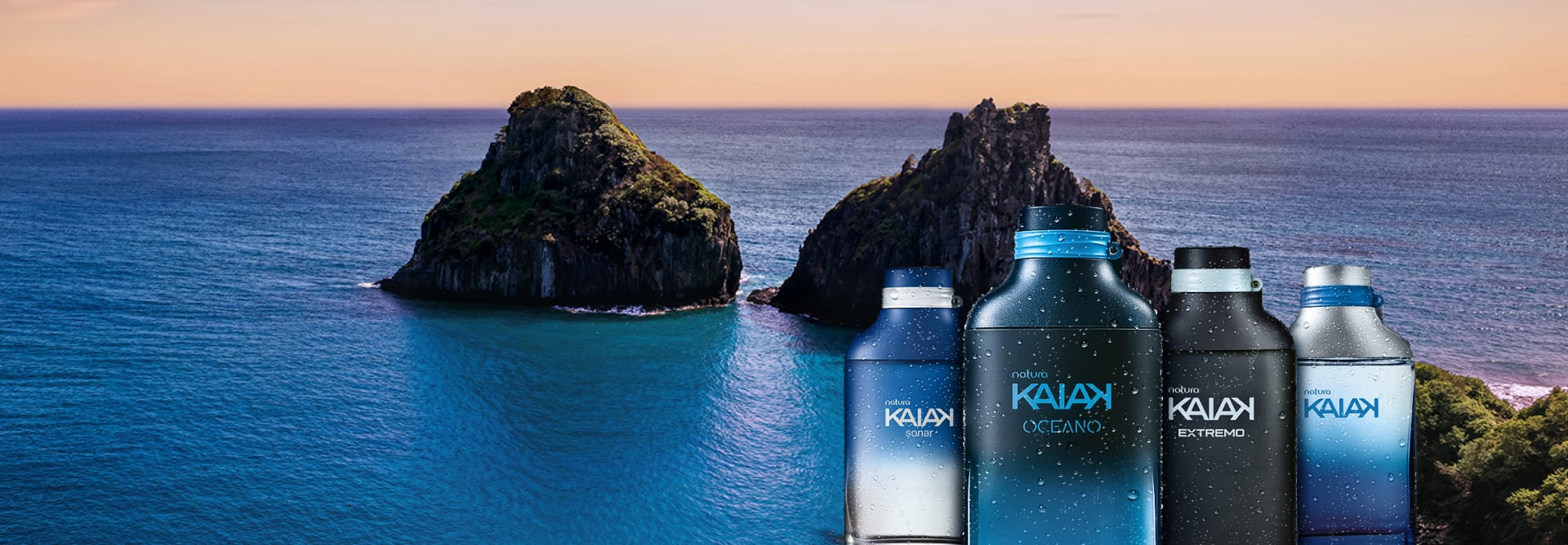 Frascos de fragrâncias Kaiak Sonar, Oceano, Extremo e Clássico, em fundo de horizonte marítimo com montanhas rochosas.
