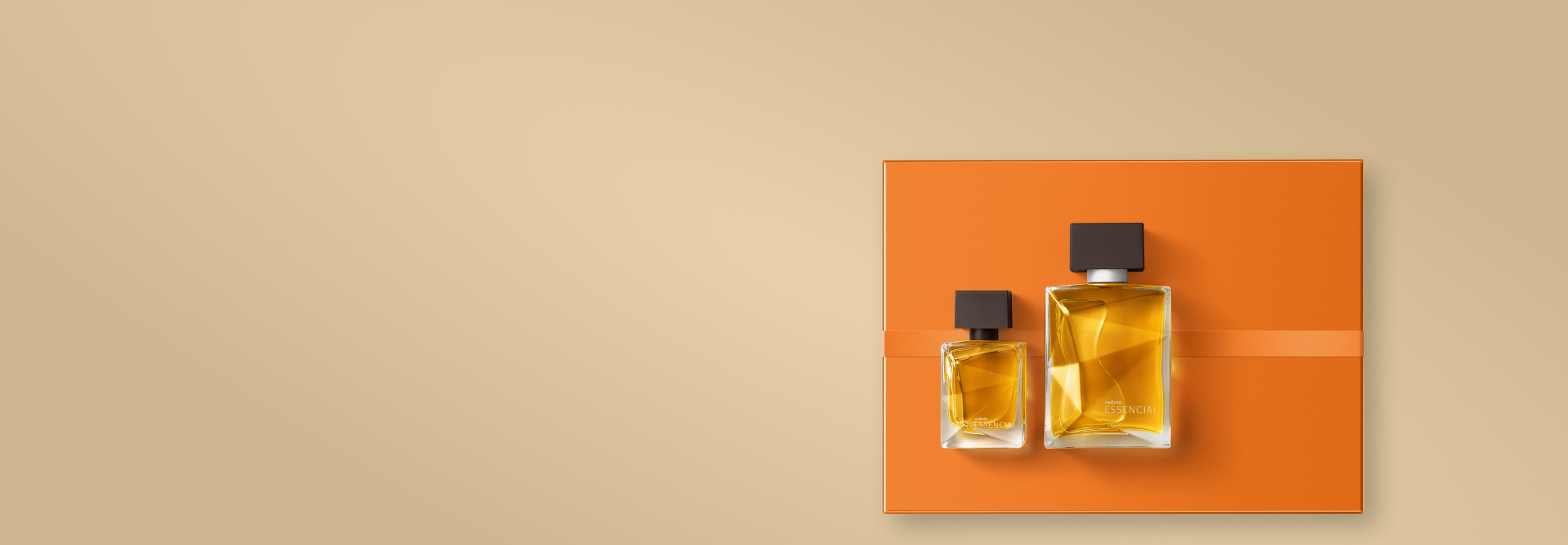 Presente Natura Essencial Masculino, contendo 1 frasco regular e uma miniatura do Deo Parfum. Os itens estão sobre caixas de presentes laranja.