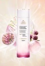 Foto da Essência de Tratamento Revitalização e Luminosidade Chronos Derma. O produto está sobre um fundo claro com esferas transparentes e flores.