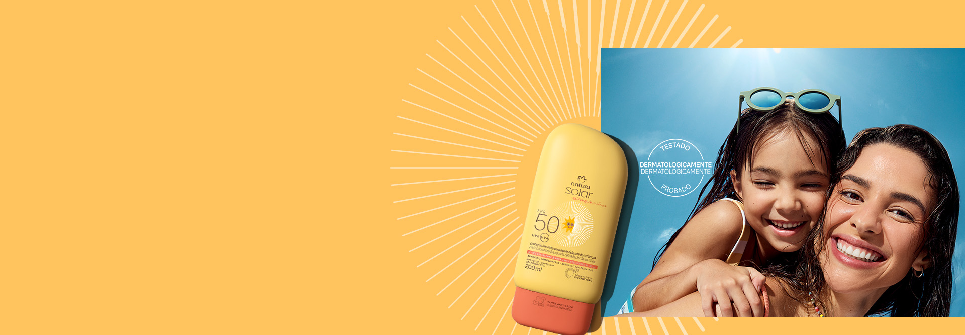 Mulher e criança sorrindo, com cabelos castanhos e molhados e roupa de praia em cores claras. Ao lado, frasco amarelo de Protetor Solar Infantil FPS 50 Natura Solar ao lado e moldura amarela.
