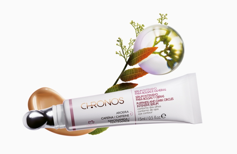 Sérum Intensivo para bolsas e olheiras sobre um fundo branco