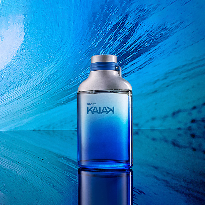 Fragrância Natura Kaiak centralizada em fundo que remete ao mar.