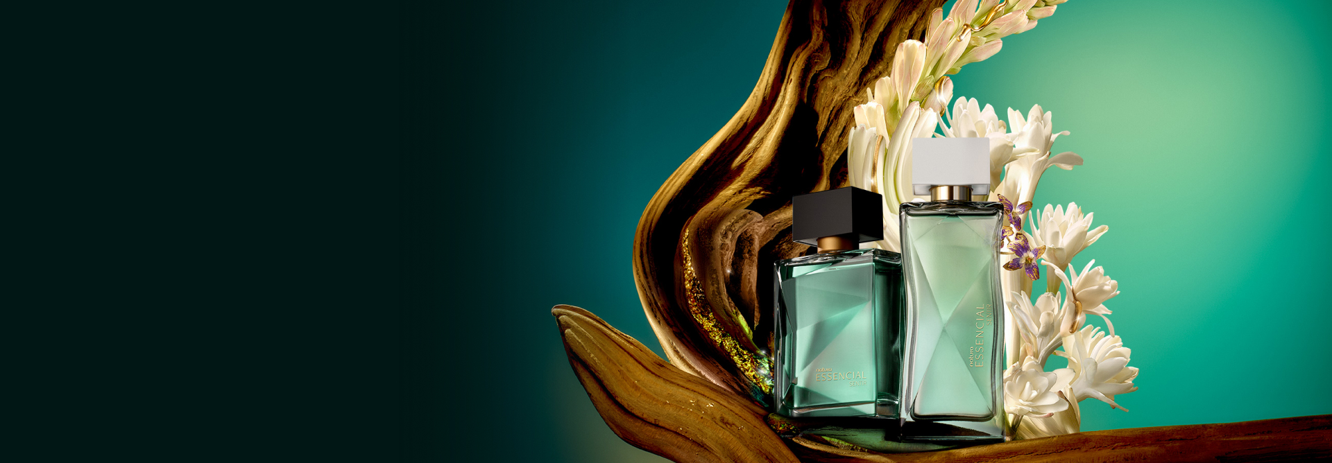 Frascos dos perfumes Essencial Sentir Masculino e Essencial Sentir Feminino, posicionados lado a lado sobre uma superfície de madeira estilizada, com flores brancas ao fundo, em um cenário com tons de verde degradê.