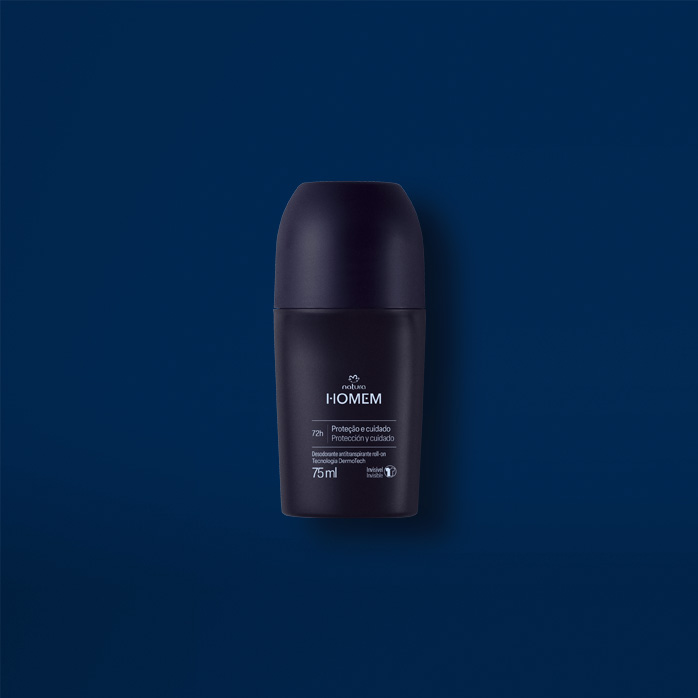 Desodorante Antitranspirante Roll-on Natura Homem sobre fundo azul escuro.