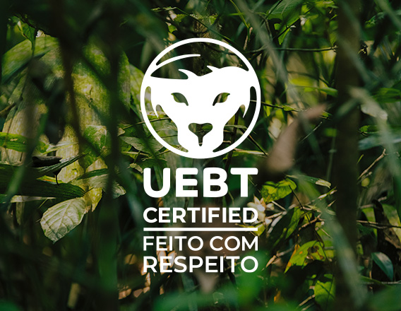 Selo UEBT Certified Feito com Respeito sobre ambiente da natureza.