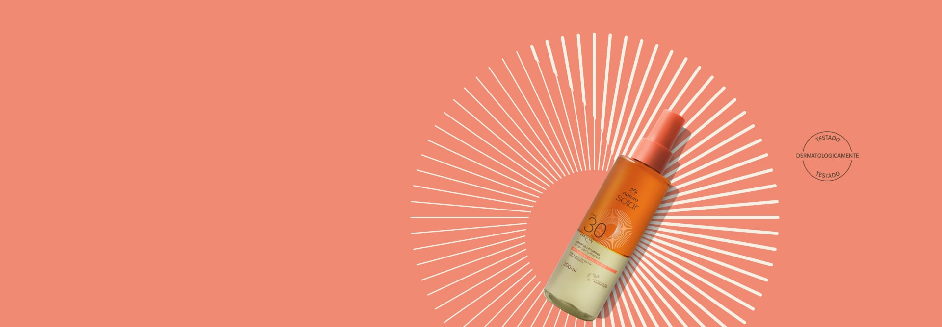Embalagem spray de Natura Solar FPS 30 sobre elementos gráficos brancos em fundo laranja. Selo circular “Testado dermatologicamente” à direita.