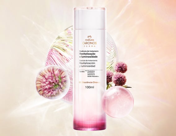 Foto da Essência de Tratamento Revitalização e Luminosidade Chronos Derma. O produto está sobre um fundo claro com esferas transparentes e flores.