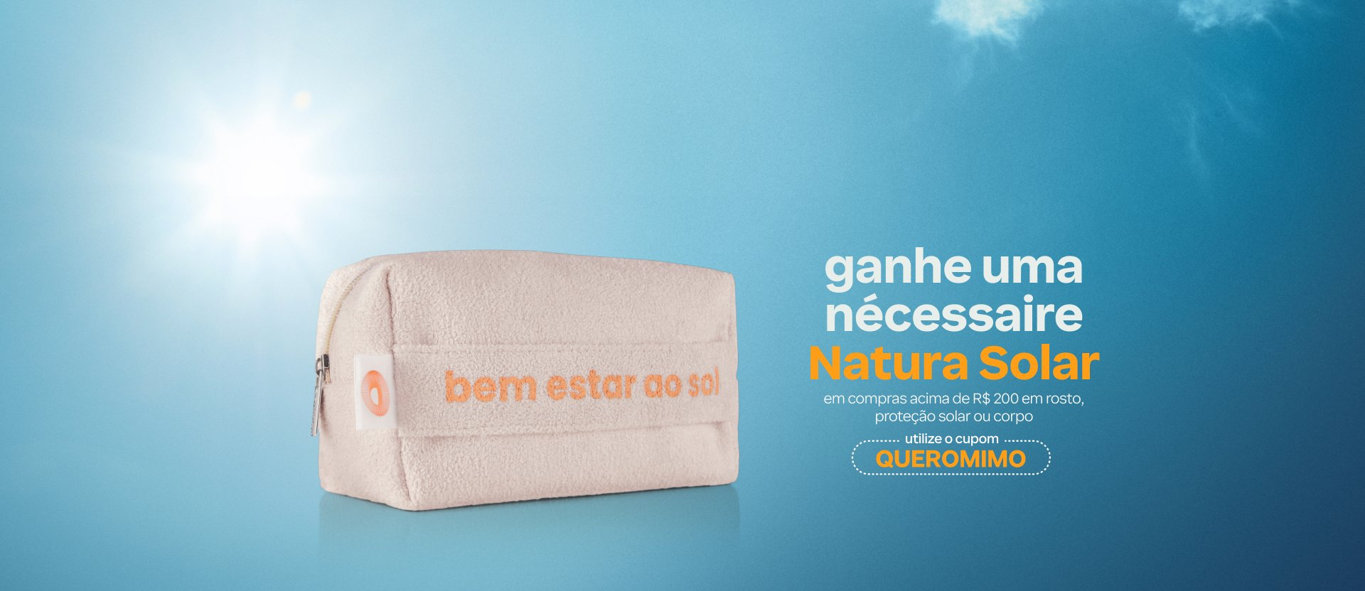 Nécessaire branco em fundo de céu claro. Texto: ganhe um nécessaire Natura Solar em compras acima de R$ 200 em rosto, proteção solar ou corpo. Utilize o cupom QUEROMIMO.