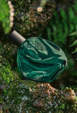 Entre musgos e samambaias, frasco verde-escuro de Ekos Ryo Floresta. A imagem transmite profundidade, frescor úmido e a energia vital da floresta amazônica.