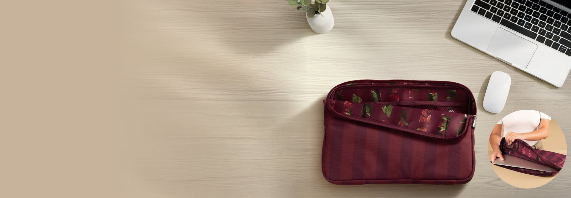 Estojo vinho estampado aberto sobre mesa clara com notebook, mouse e vaso de planta. Ao lado, foto com detalhe de notebook sendo guardado no estojo vinho.