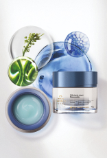 Produto Natura Chronos Derma com elementos orgânicos e ingredientes em fundo branco.