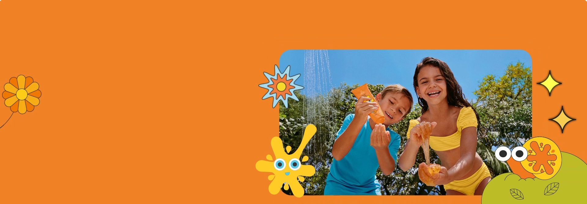 Vídeo com moldura laranja com ilustrações. Duas crianças brincam com Sabonete Slime Natura Naturé em ducha ao ar livre. O menino usa azul e segura uma bisnaga laranja, e a menina veste amarelo e brinca com a textura do item.