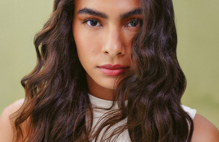 Mulher com seu novo corte de cabelo feminino longo em camadas