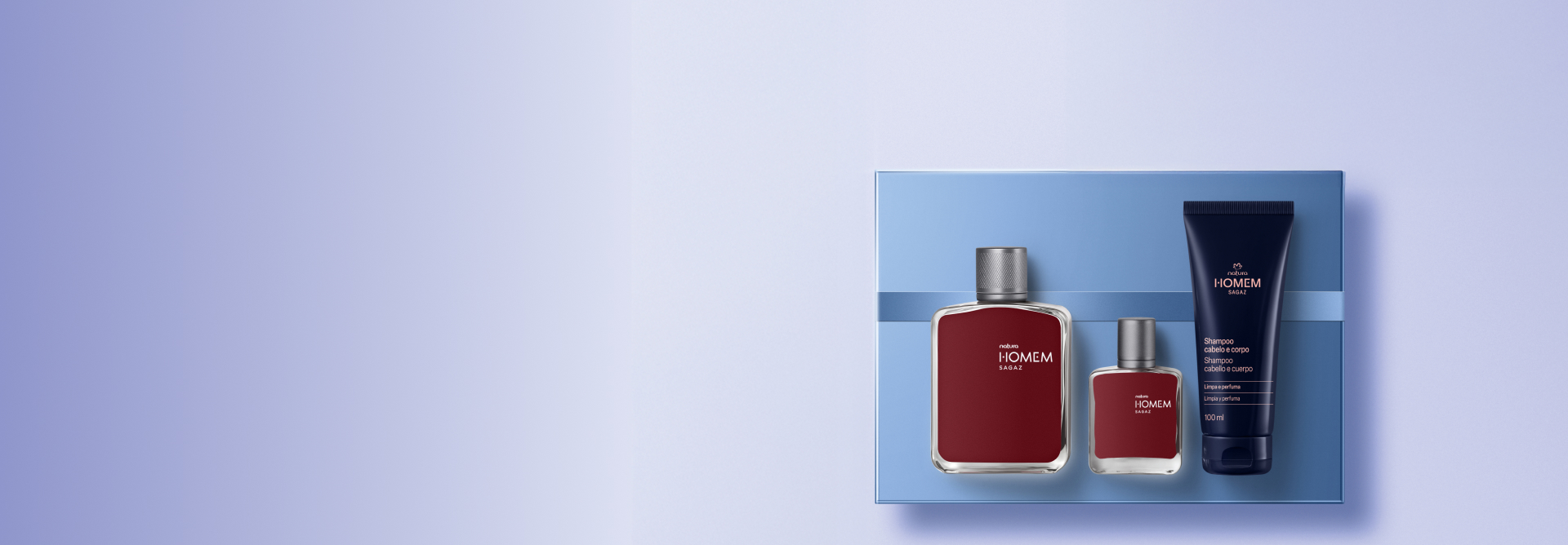 Presente Natura Homem Sagaz, incluindo 1 Deo Parfum 100 ml, 1 Deo Parfum 25 ml e 1 Shampoo Cabelo e Corpo sobre caixa de presente azul-claro em fundo azul suave.