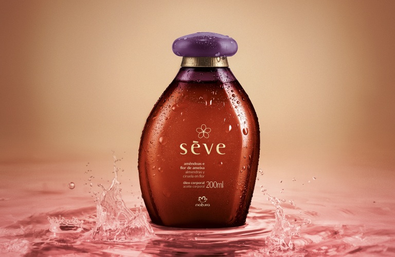 Óleo Sève sobre uma superfície com água com algumas gotas escorrendo na embalagem