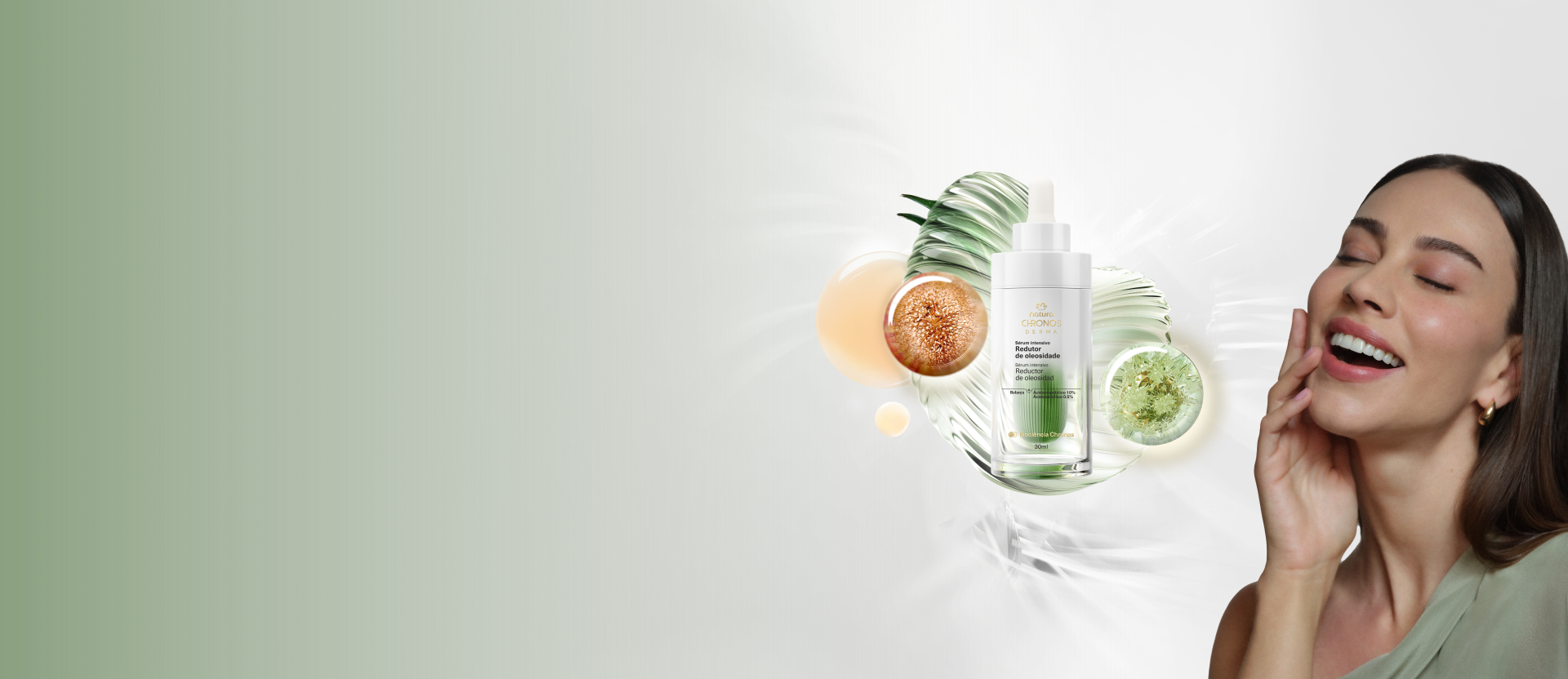 Frasco branco e verde do Sérum Intensivo Redutor de Oleosidade Chronos Derma sobre um pouco do produto com textura gel dourada. Ao lado, uma mulher branca de cabelos longos sorri e acaricia o rosto