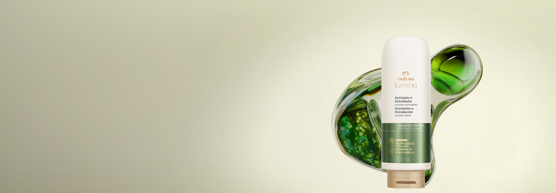 Creme de Pentear Natura Lumina Definição e Hidratação para Cabelos Cacheados, com frasco em tom de branco e verde e tampa dourada, sobre ativos da tecnologia BioProteína tripla ação em fundo bege.
