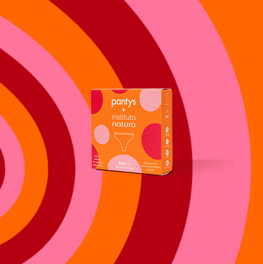 Caixa laranja com logo pantys + Instituto Natura e ilustração de calcinha e círculos em tons de rosa. Fundo com formas em tons de laranja, vermelho e rosa.