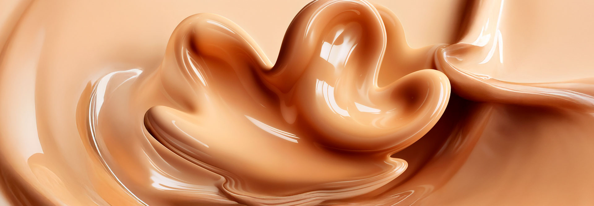 Imagens mostram a flor símbolo da Natura formada por diferentes texturas. Na primeira imagem, a flor é formada por uma textura cremosa e brilhante em tom de caramelo. Na segunda imagem, por uma textura perolada e cremosa amarelo-claro. Na terceira, por uma textura aquosa e fluida azul-claro. Na última imagem, a flor é formada por uma textura aquosa e fluida, em tons de dourado e âmbar.