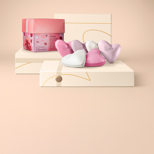 Sabonetes Natura Tododia sobre caixas presenteáveis em cor creme e fundo em tons de creme.