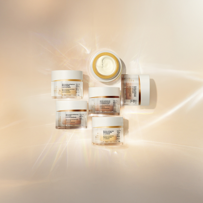 Produtos Natura Chronos antissinais com feixes de luz, em fundo em tons de creme.