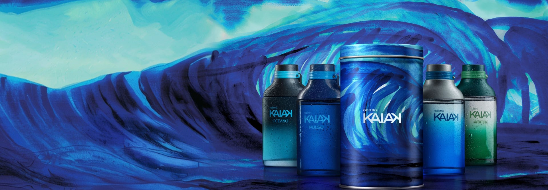 Frascos de fragrâncias Kaiak Oceano, Pulso, Clássico e Aventura, com lata especial, em fundo com pintura azul de onda.