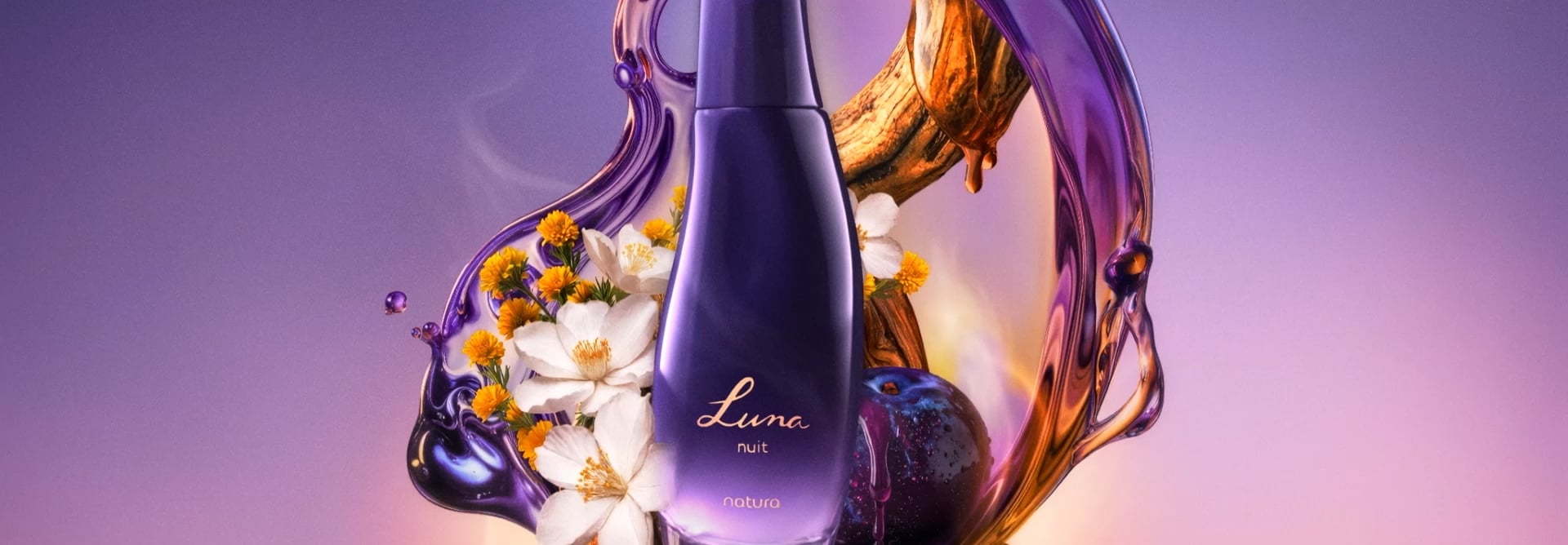 Vídeo com predomínio de tons de roxo e dourado. Mulher branca de cabelo curto, pele iluminada por luz suave, interage com o frasco roxo do Desodorante Colônia Luna Nuit. Ela segura, borrifa e valoriza o produto. Transições dinâmicas mostram o produto em destaque cercado por flores brancas, madeira e líquidos em movimento. A modelo também aparece sozinha em cena dançante com vento suave. 