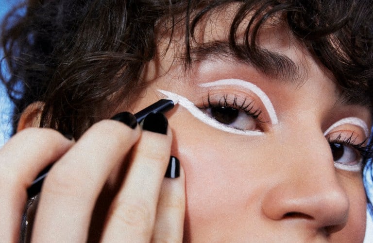 pessoa fazendo delineado invertido branco