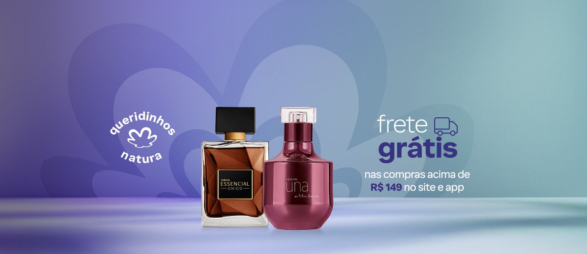 Frascos de fragrâncias Essencial Único em marrom e Una Artisan em rosa com selo Queridinhos Natura sobre flor Natura em tons de azul e verde. Ao lado: frete grátis nas compras acima de R$ 149 no Site e APP.