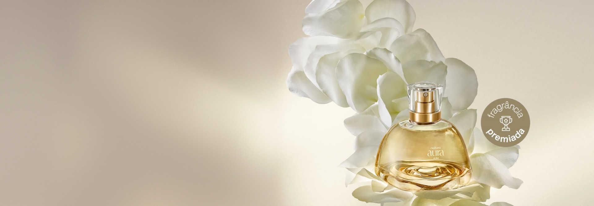 Perfume Aura Alba em frasco arredondado sobre pétalas brancas.  Ao lado, selo dourado de "fragrância premiada". Fundo em tons creme.