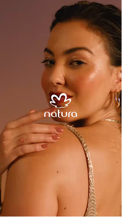 Sequência de cenas com modelos aplicando os novos Hidratantes Corporais Perfumados Natura Sève Amêndoas e Orquídea Negra e Amêndoas Doces, com os dizeres "Novos Hidratantes Perfumados", "Perfumação prolongada para todas as peles", "Hidratação Intensa", "Fragrâncias sensuais", "Textura ultracremosa" e "Natura Sève, toda beleza à flor da pele". Na cena final, os Hidratantes Corporais destacam-se sobre fundo dourado.