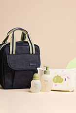 Kit Natura Mamãe e Bebê com Frasqueira em fundo tom de creme.