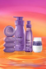 Sabonetes em Barra, Creme Sorbet para o Corpo, Body Splash e Desodorante Roll-on Tododia Amora e Flor de Pêssego, com frascos em tons de lilás, destacam-se sobre fundo fluido rosa e amarelo.