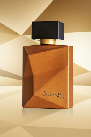 Frasco de Essencial Mirra Masculino, em tom de dourado e tampa preta, aparece em destaque em fundo dourado multifacetado, fazendo alusão ao design dos frascos de Essencial.