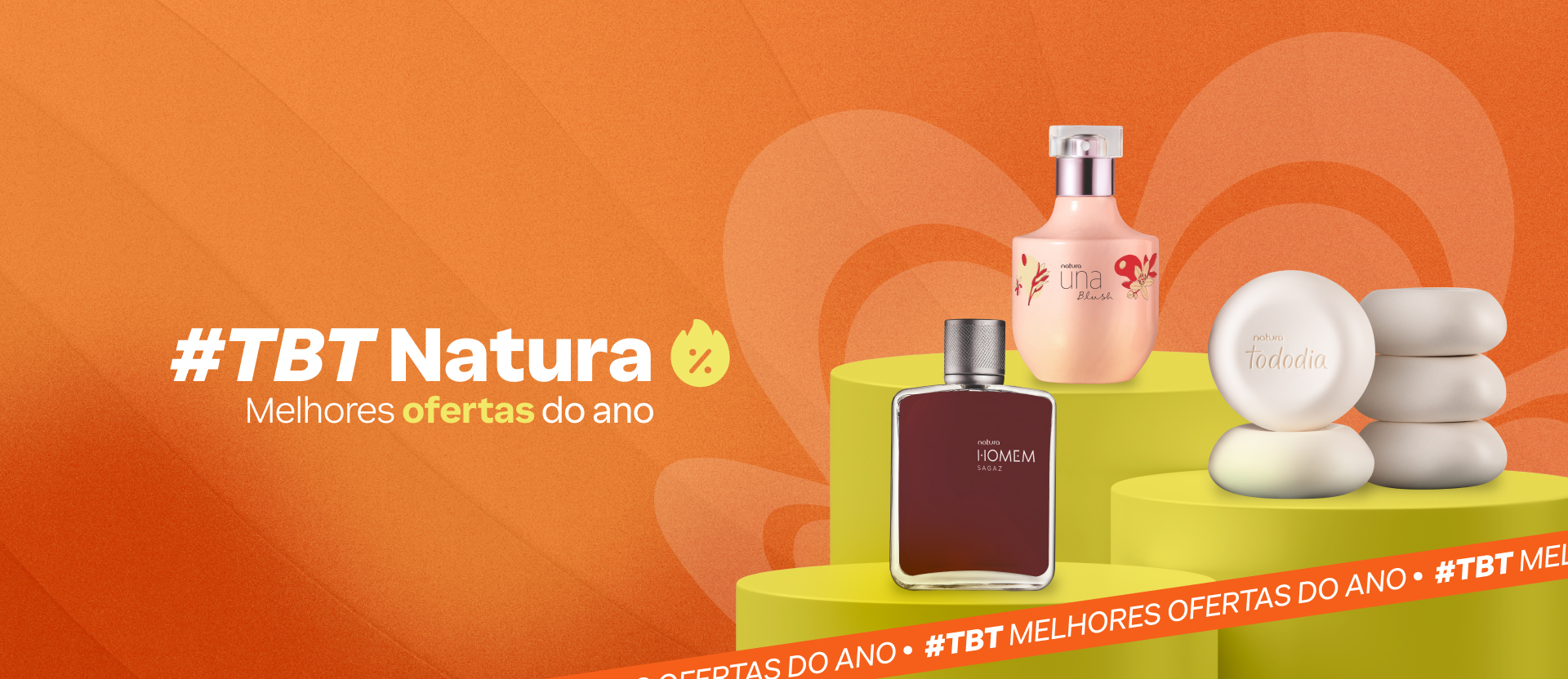 Frasco arredondado rosa do Deo Parfum Una Blush, frasco retangular vermelho do Deo Parfum Natura Homem Sagaz e 5 sabonetes redondos brancos de Natura Tododia sobre pedestais amarelos em fundo laranja. Texto aplicado: #TBT Natura. Melhores ofertas do ano.