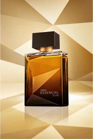Frasco de Essencial Elixir Masculino, em tons de âmbar e marrom e tampa preta, aparece em destaque em fundo dourado multifacetado, fazendo alusão ao design dos frascos de Essencial.