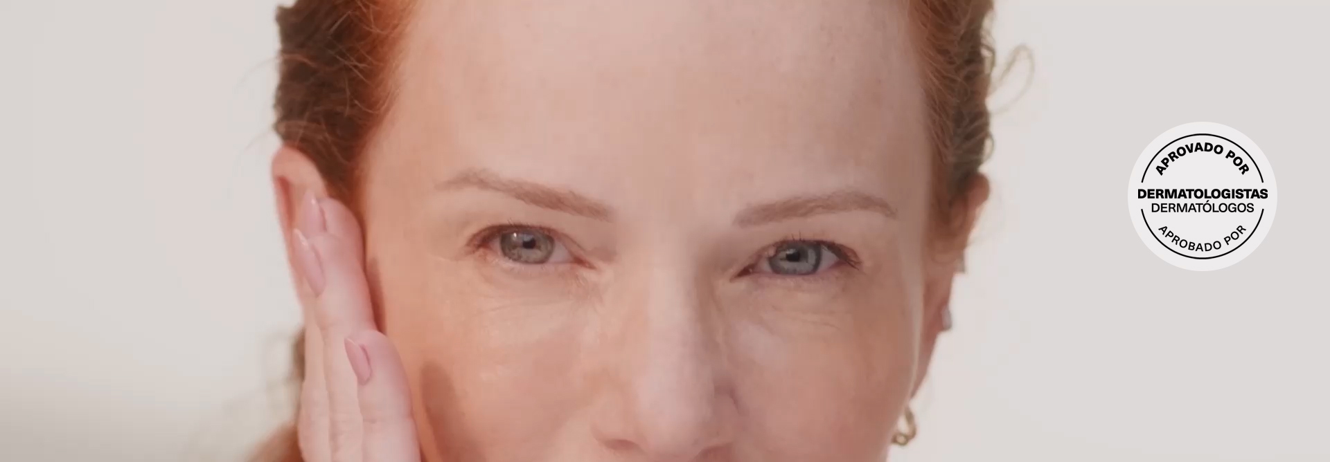 Vídeo com 4 mulheres de diferentes idades aplicando no rosto produtos Natura Chronos Derma.