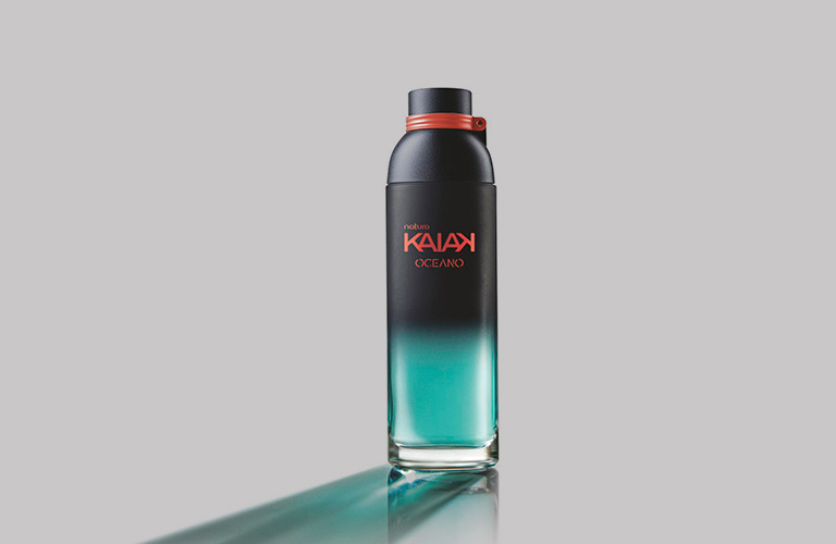 Perfume para trabalhar Kaiak Oceano Feminino sobre um fundo brando