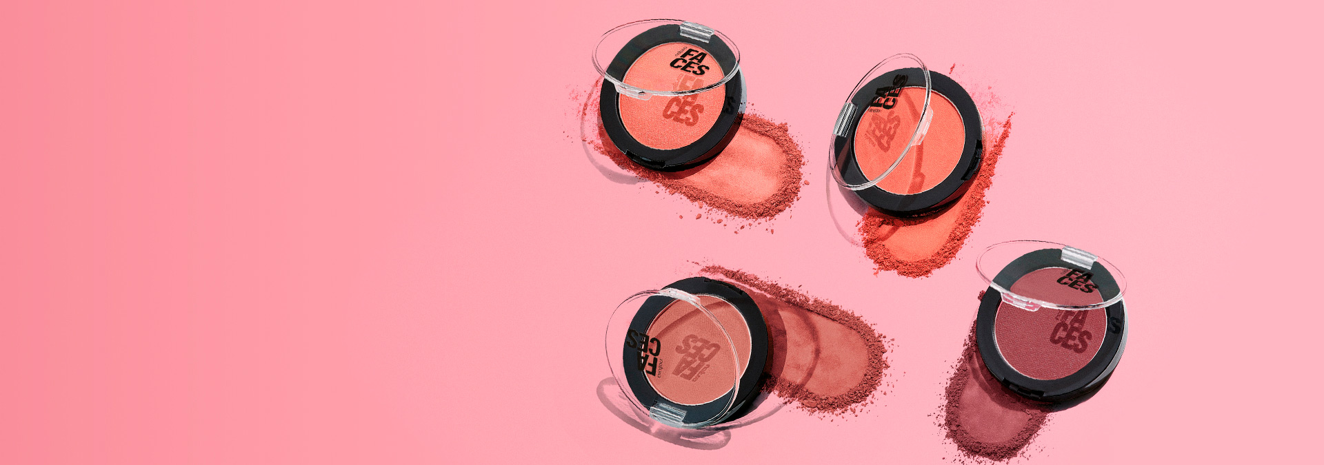 Imagem com fundo rosa e quatro blushes de diferentes cores e texturas.