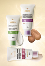 Foto com 3 produtos Chronos, incluindo um Protetor Antioleosidade Redutor de Poros FPS 30, um Protetor Multiclareador FPS 70 e um Multiprotetor Antissinais FPS 50.
