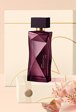 Fragrância Natura Essencial Atrai sobre caixas presenteáveis em fundo creme com flores.